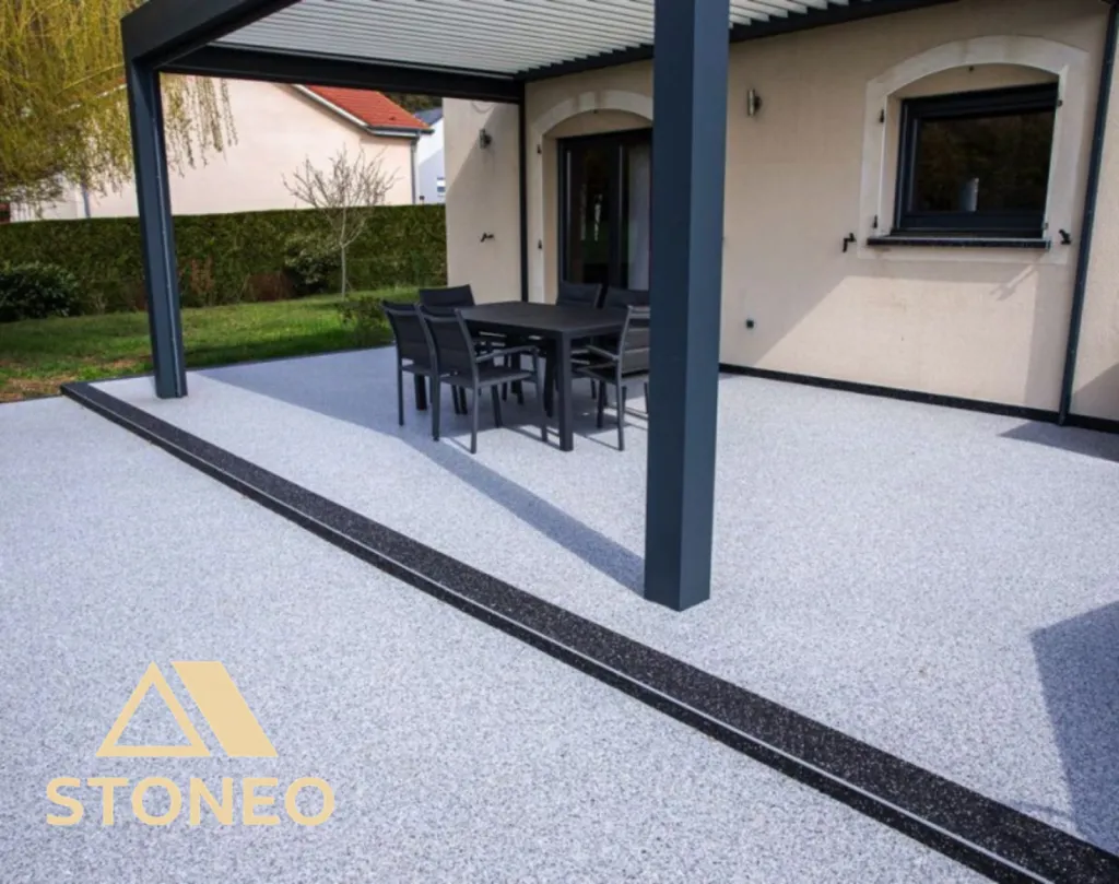 A Grenoble et ses environs, optez pour un revêtement de sol pour votre terrasse en marbre résiné grâce à la moquette de pierre haute-performance de STONEO, l'expert du minéral dans le 38, 26 et 07