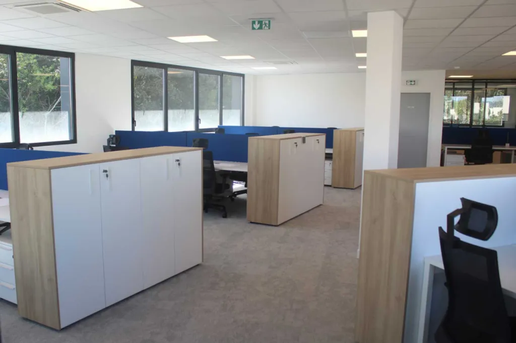 Aménagement de 500 m² à Aix-en-Provence pour 57 postes avec mobilier CIMIC, solutions acoustiques, salles de réunion et espace détente pour les Laboratoires Naos / Bioderma