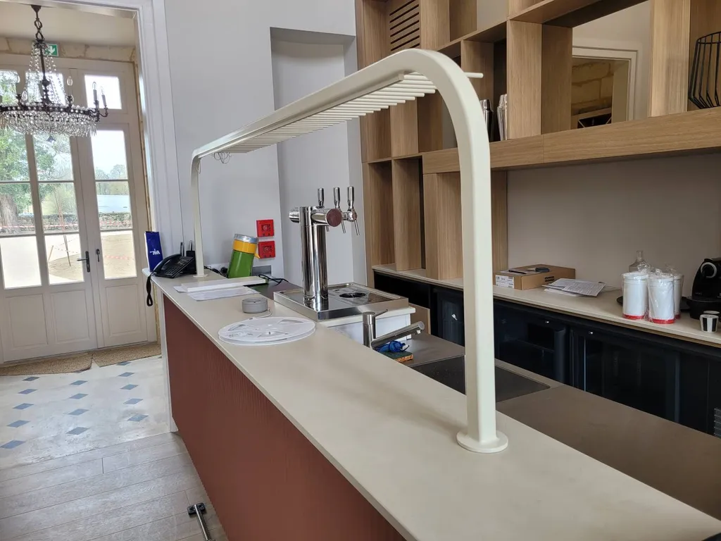 Ciel de bar avec support de verre – Proche de Bordeaux, Gironde | Structure en acier thermolaqué pour un design élégant et une fonctionnalité optimale.