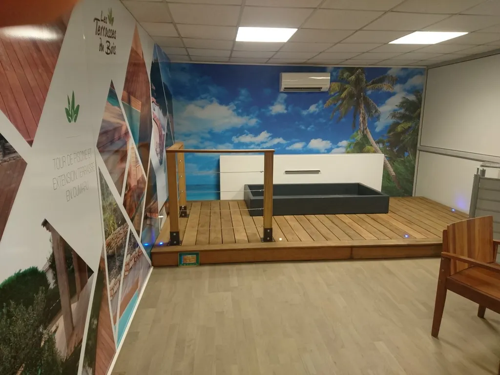 show room plan de campagne avec exposition garde corps en bois exotique et câble inox à Plan de Campagne