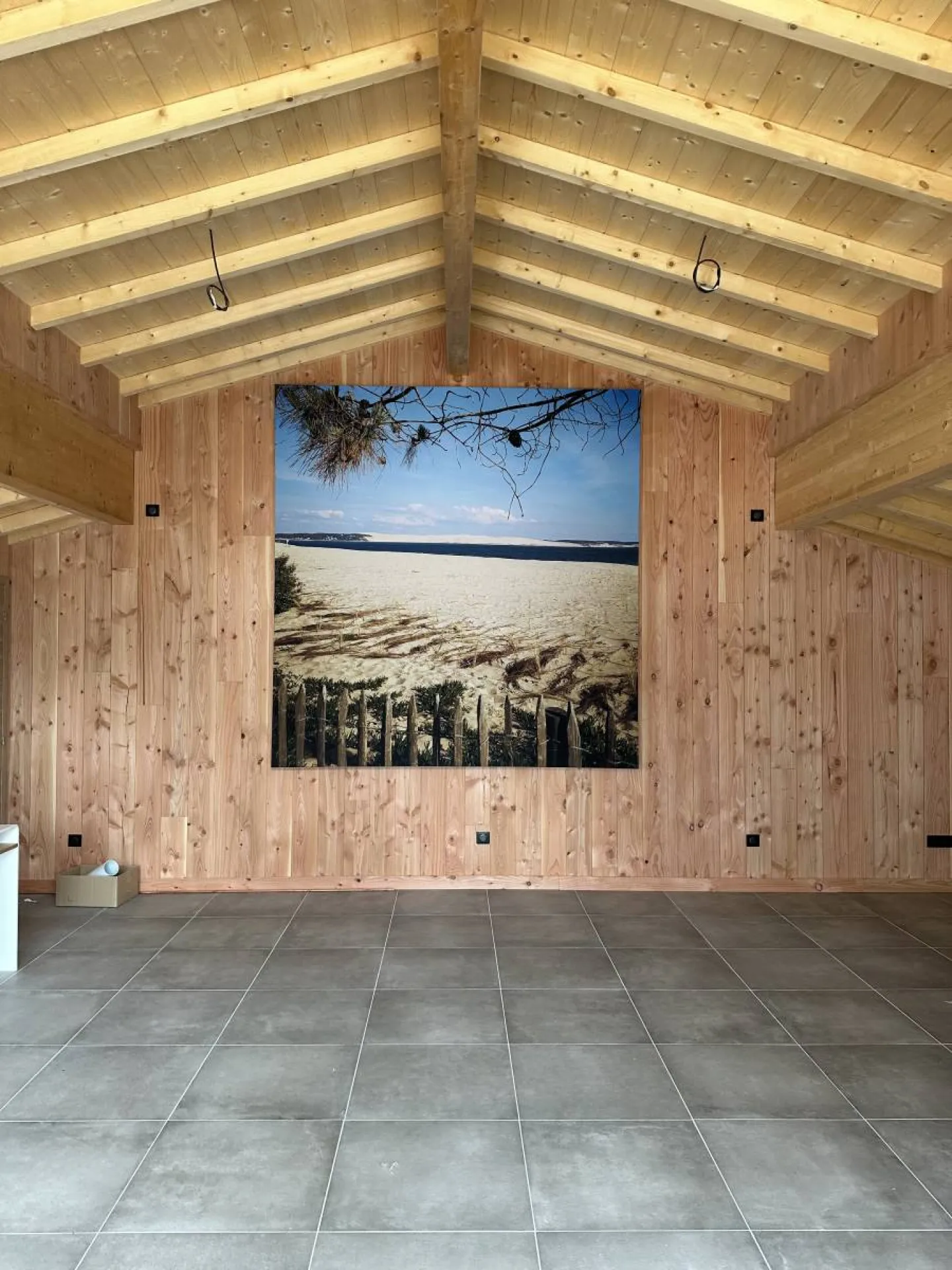 Banque d'accueil, bureau et toile rétro-éclairée dans un commerce à LEGE CAP FERRET (33)