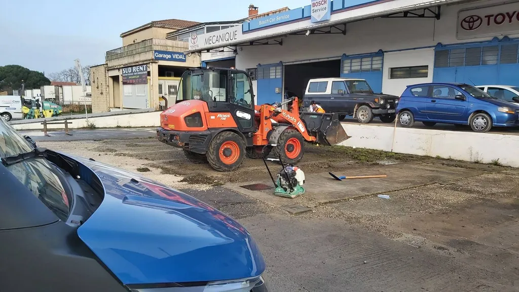 Réfection en gravillonnage bicouche du parking d'un garage à Chateaurenard dans les Bouches du Rhône