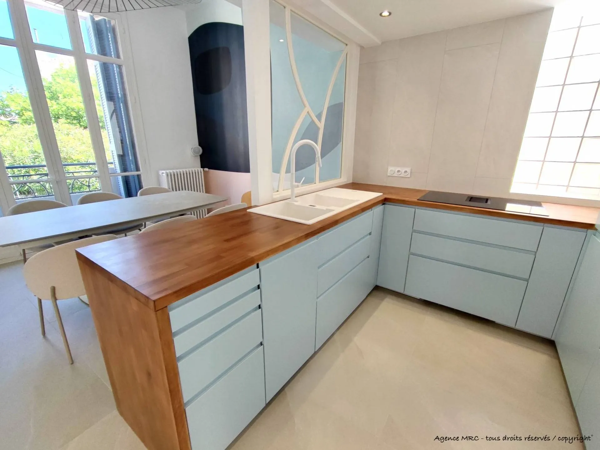 Architecte d'intérieur sur Marseille : conception d'une cuisine sur mesure en combinaison avec des éléments de cuisine IKEA et Plum Living, pour des agencements uniques