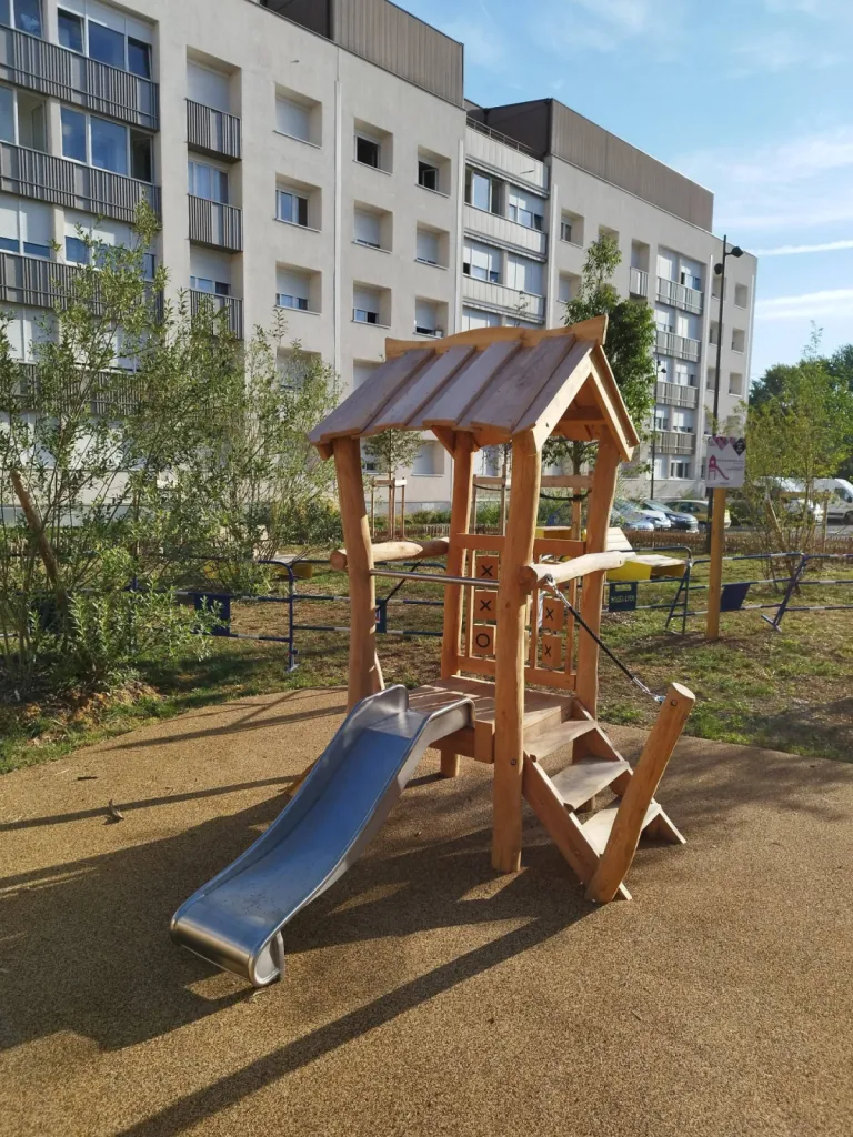 Cabane en bois de l'aire de jeux de Villeurbanne 