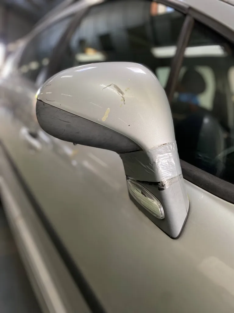 Un rétroviseur maintenu par du scotch est soumis à contre-visite chez Autosur Martigues 13