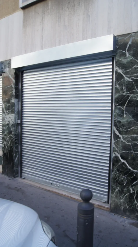 Installer un volet roulant en acier à Marseille pour sécuriser votre local professionnel