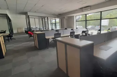 Aménagement de 270 m² de bureaux pour 32 postes à Brignoles avec mobilier ergonomique Made in France, gestion des câbles, acoustique optimisée et identité rouge-noir-bois