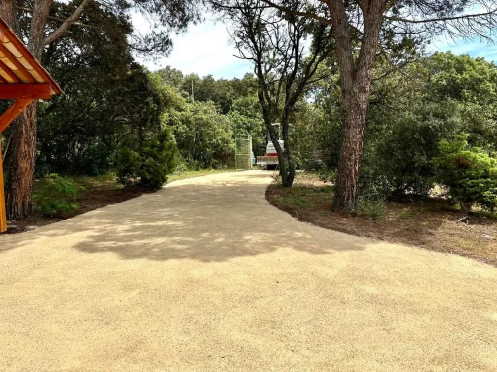 Aménagement d’un chemin d’accès et d’un espace de stationnement esthétique & robuste au cœur de Luberon !