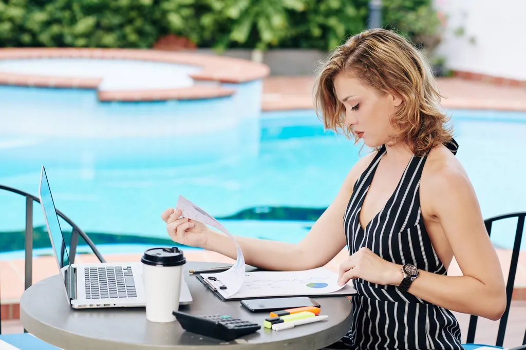 femme au bord de l'eau qui profite de sa piscine coque polyester