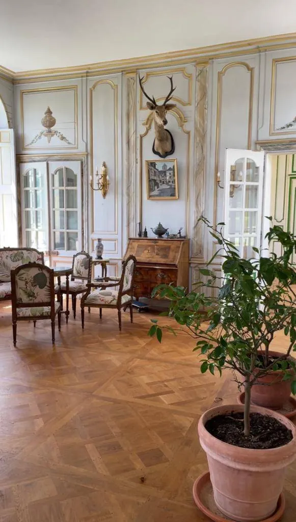 A visiter rapidement château d'une surface habitable de 1400 m² édifié sur un domaine de 40 hectares sur la commune BOUQUELON 27500