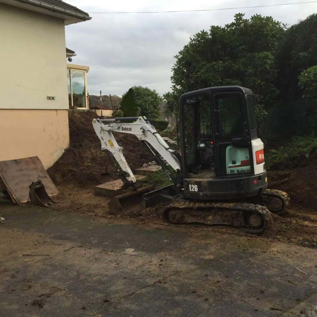 Debut d'aménagement de talus Fontaine La Mallet