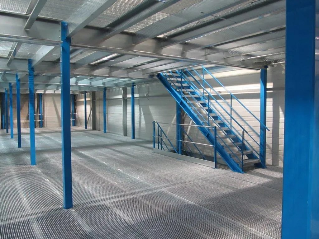 Plateforme avec plancher caillebotis