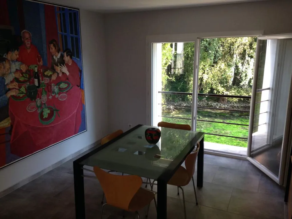 Rénovation d'une maison ancienne au pied de la Sorgue - salle à manger surplombant la rivière