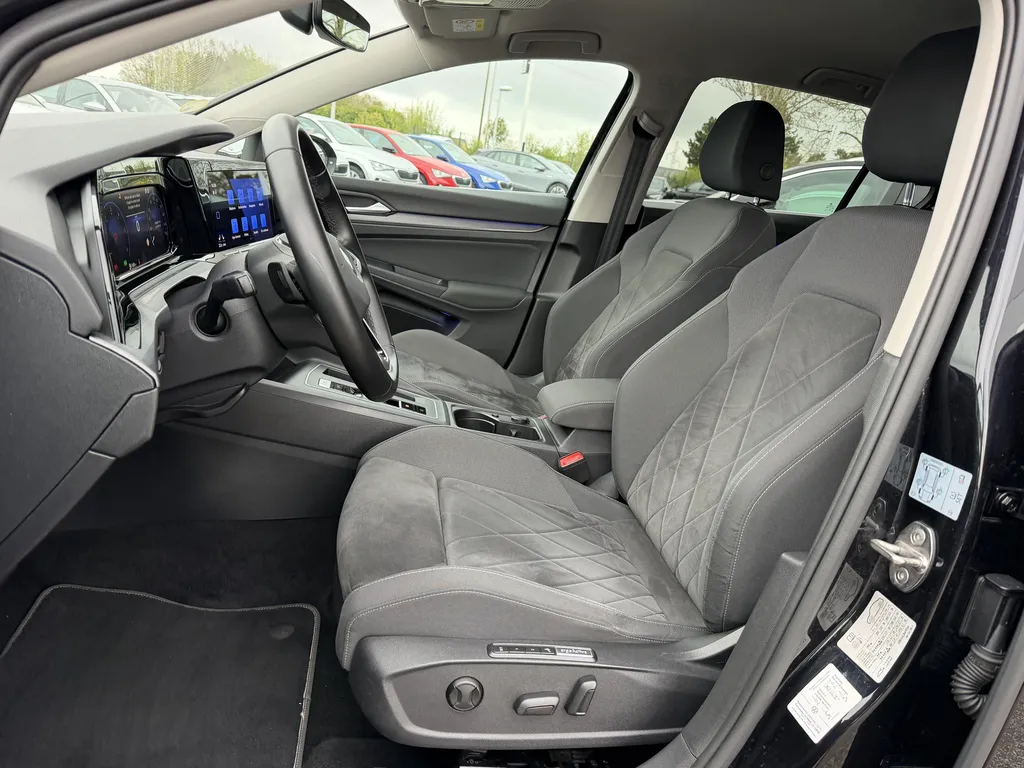 Volkswagen Golf 8 d'occasion à vendre proche du Havre : découvrez cette berline diesel Style 150 ch chez Caudebec Automobiles
