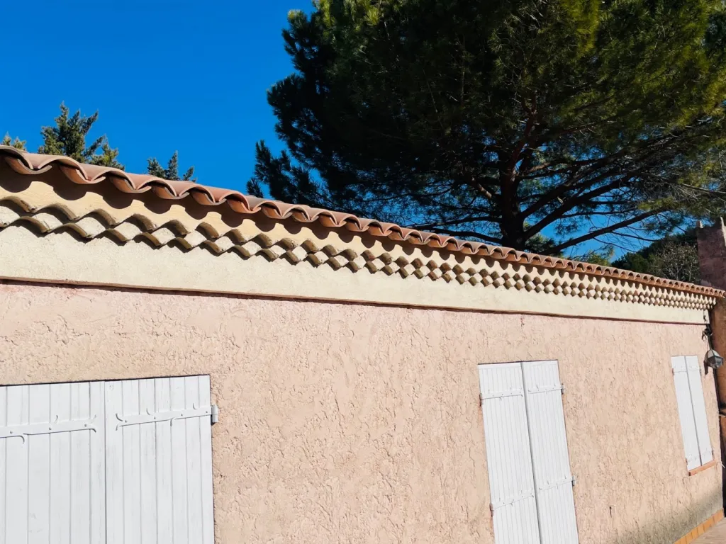 toiture avec genoise fini sur bouc bel air