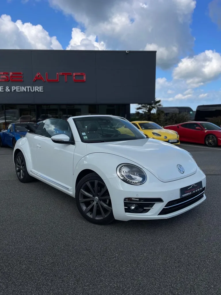 Volkswagen Coccinelle Beetle Cabriolet blanche d'occasion à Goderville proche Le Havre