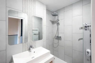 Architecte d'intérieur à Marseille : travaux de salle de bain carrelage mixe moderne et éléngant douche et vasque