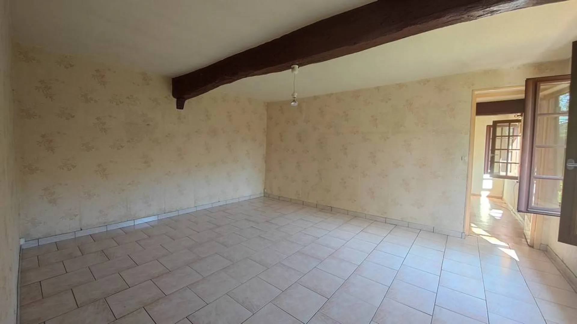 VENDU charmante longère de 95 m² bâtie sur un terrain de 1068 m² paysagés et clos situé à 10 minutes de plages