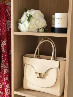 Sac Tod's, bougies Nobilis, robe Laura Urbinati, bouquet Lou de Castellane chez Sacha Mode le Concept Store du Luberon