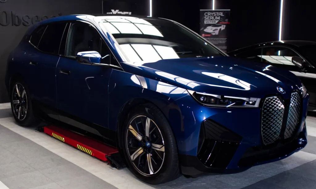 Protégez Votre BMW iX avec le Traitement Céramique Gtechniq Crystal Serum Ultra près de Vannes (56000)