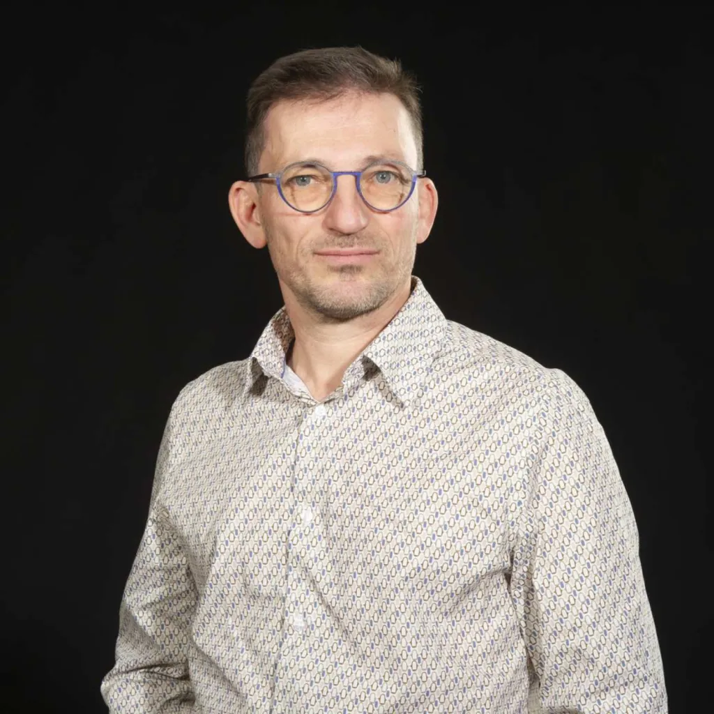 portrait corporate sur fond noir pour trombinoscope d'entreprise à Lyon