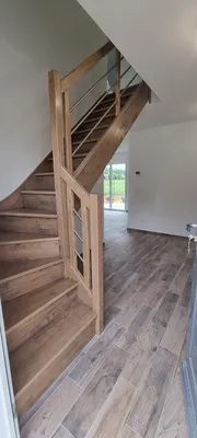 Chantier de peinture finition blanche veloutée au pistolet dans une maison avec quelques murs de couleur, peinture de sol, lasure teintée et vitrificateur dans l'Ouest Parisien(95).