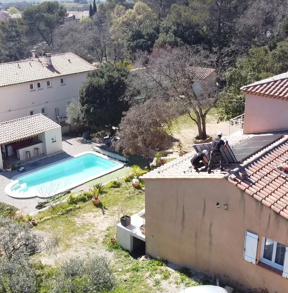 Installation de panneaux solaires hybrides et photovoltaïques avec chauffe-eau solaire pour une autonomie à Pourrières