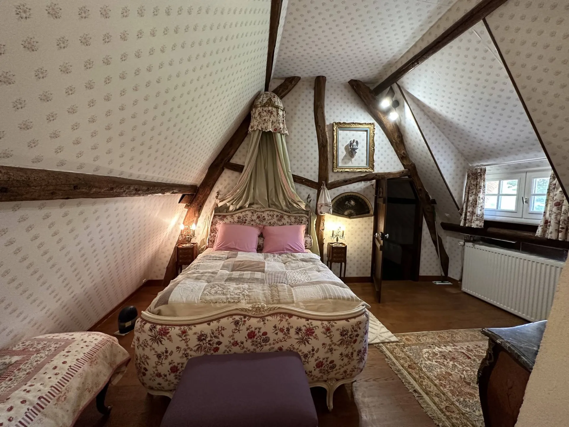 Vends Chaumière proche de Veules les Roses, en Normandie, offrant 220m² habitable sur un vaste jardin.