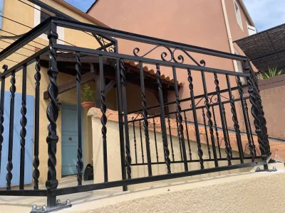 FABRICATION ET POS GARDE CORPS POUR TERRASSE SUR MESURE FER FORGE BARREAUX TORSADES PEINTURE THERMOLAQUEE AIX EN PROVENCE 13