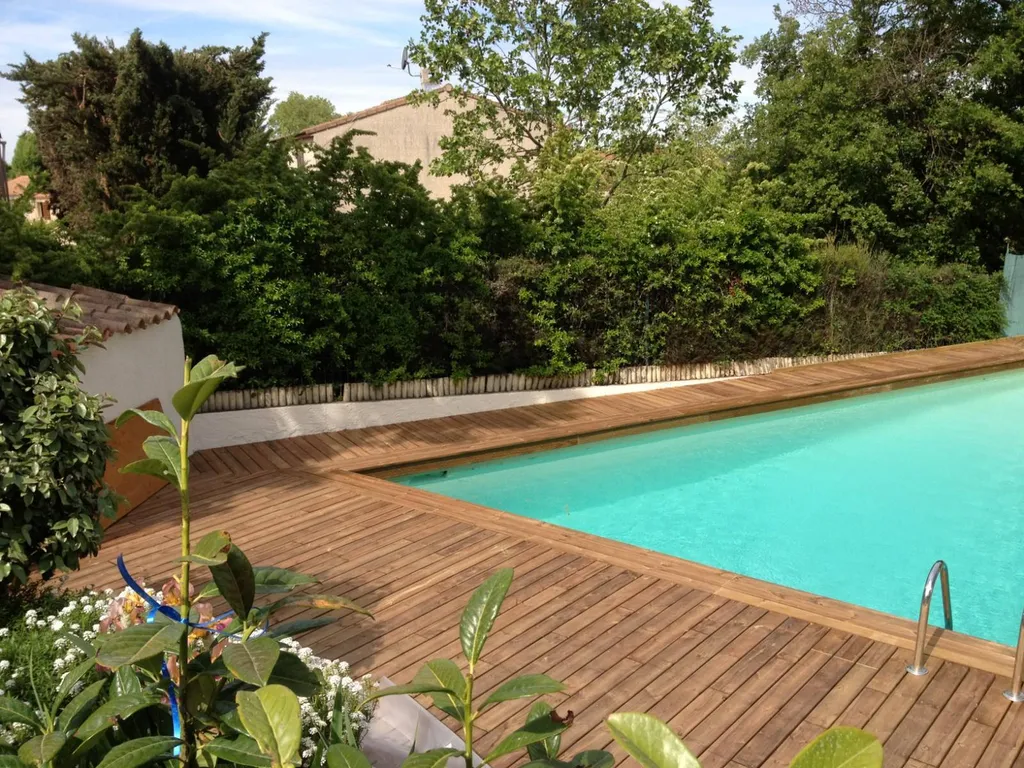 Création d'un pourtour de piscine en bois exotique à Cassis par la MENUISERIE GARCIN