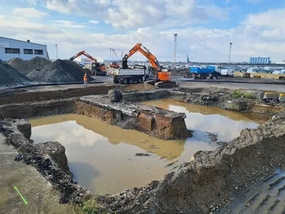 Terrassement autour des anciennes installations enterrées sur le GPMM