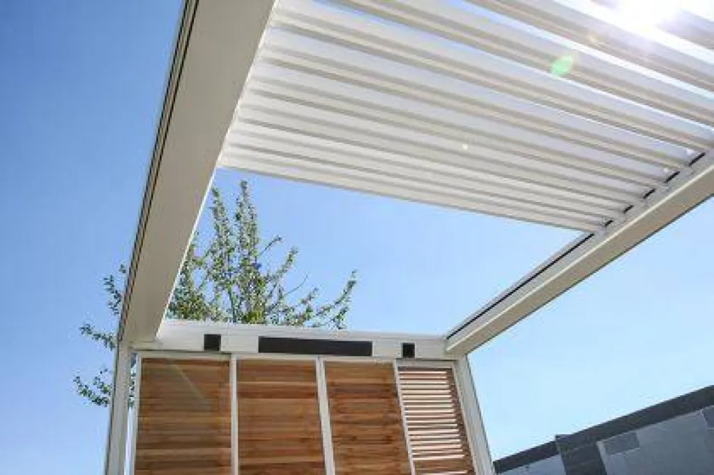 Pose d'une pergola a lames orientables rétractable sur mesure à Avignon