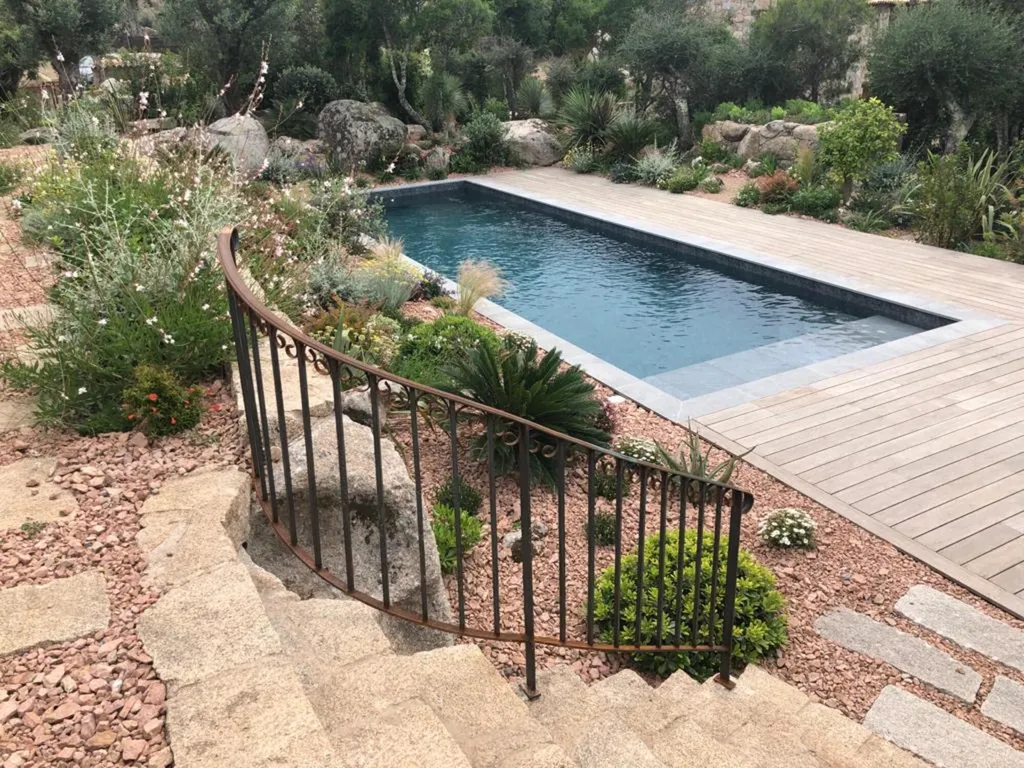 Aménagement paysager complet avec plantations méditerranéennes, pavage granit et éclairage de jardin sur mesure en Corse