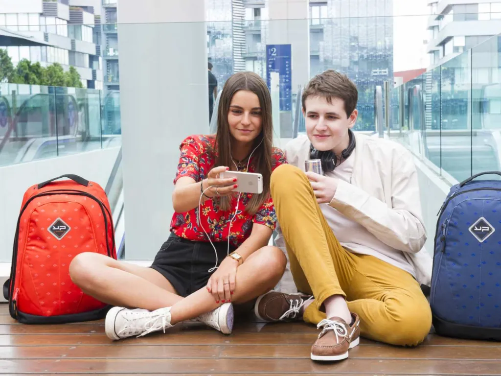 photo lifestyle homme femme centre commercial