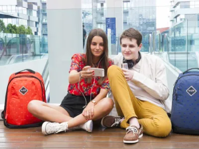 photo lifestyle homme femme centre commercial