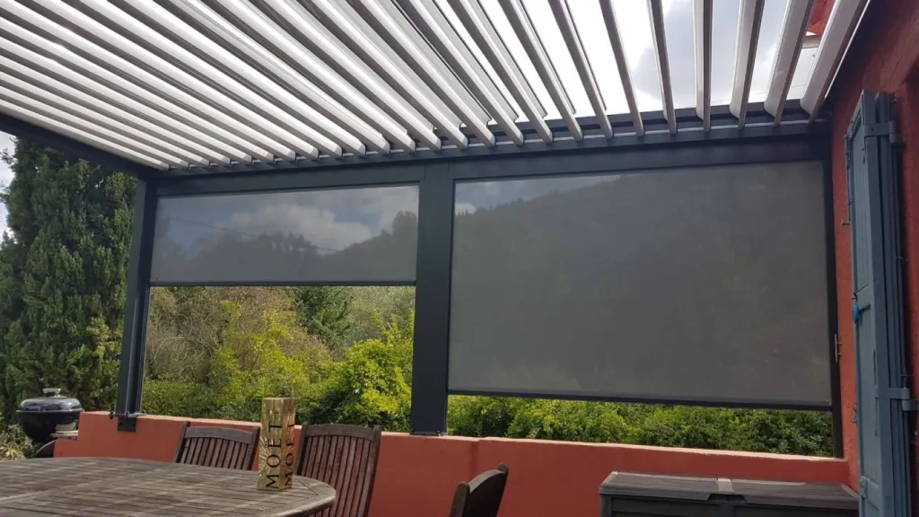 Installer un store toiles vertical sur une pergola bioclimatique à Cannes