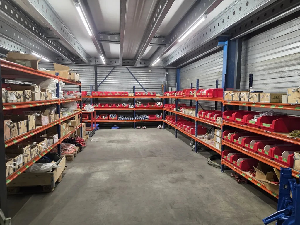 Installer un rayonnage mi-lourd Mini Rack pour le stockage volumineux et le vrac à Toulouse et en Occitanie