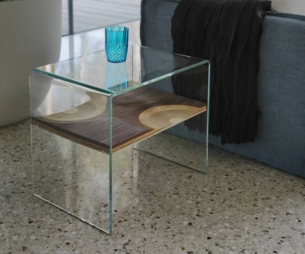 Table de chevet en bois et structure en verre à Hyères près de La Valette