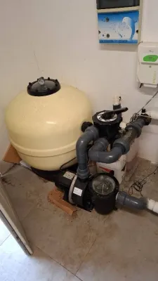 Installation de panneaux solaires pour chauffer une pomper à chaleur de piscine à Toulon 