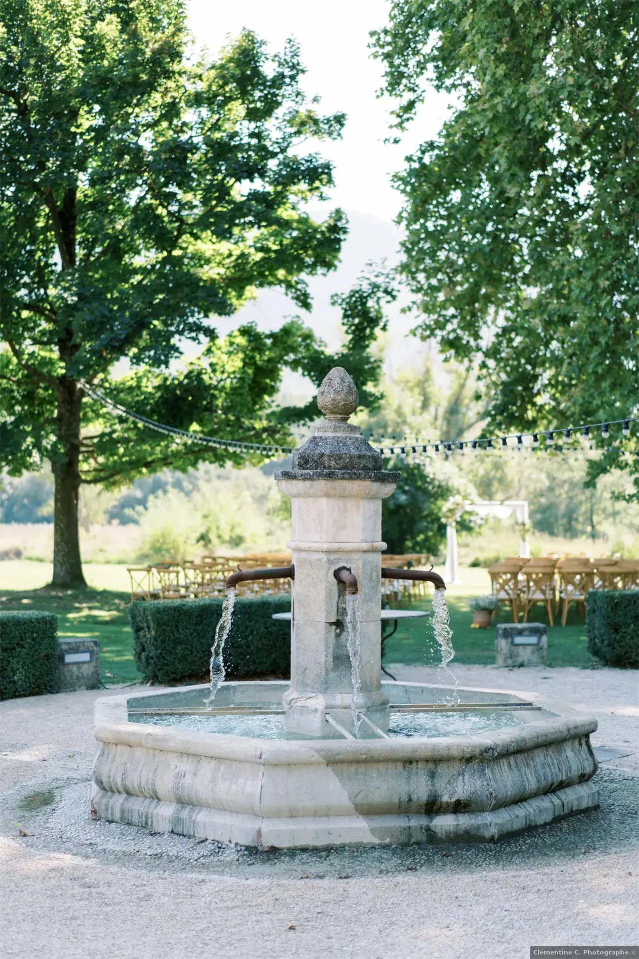  château décor historique vers Ménerbes fontaine