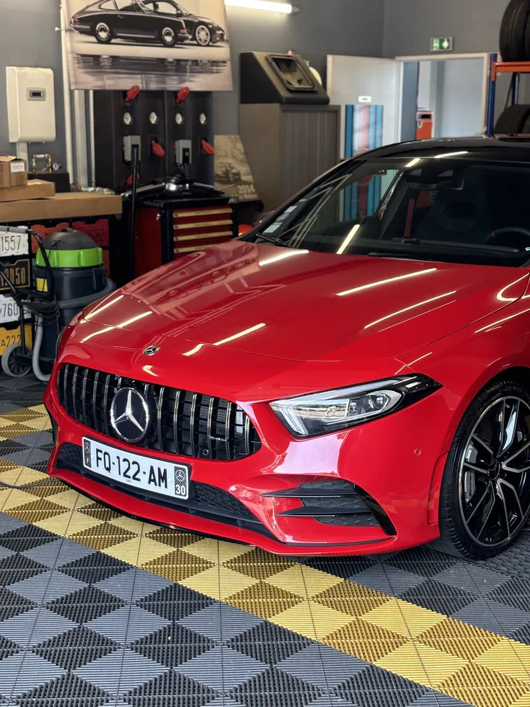 Nettoyage complet et lustrage d'une Mercedes A35 AMG à La Roche-sur-Foron : remise en forme avant livraison près d'Annecy en Haute-Savoie