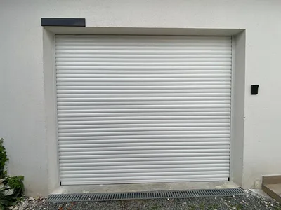 Porte de garage sur mesure installée par Aquit'M sur la commune de Gujan Mestras proche Arcachon