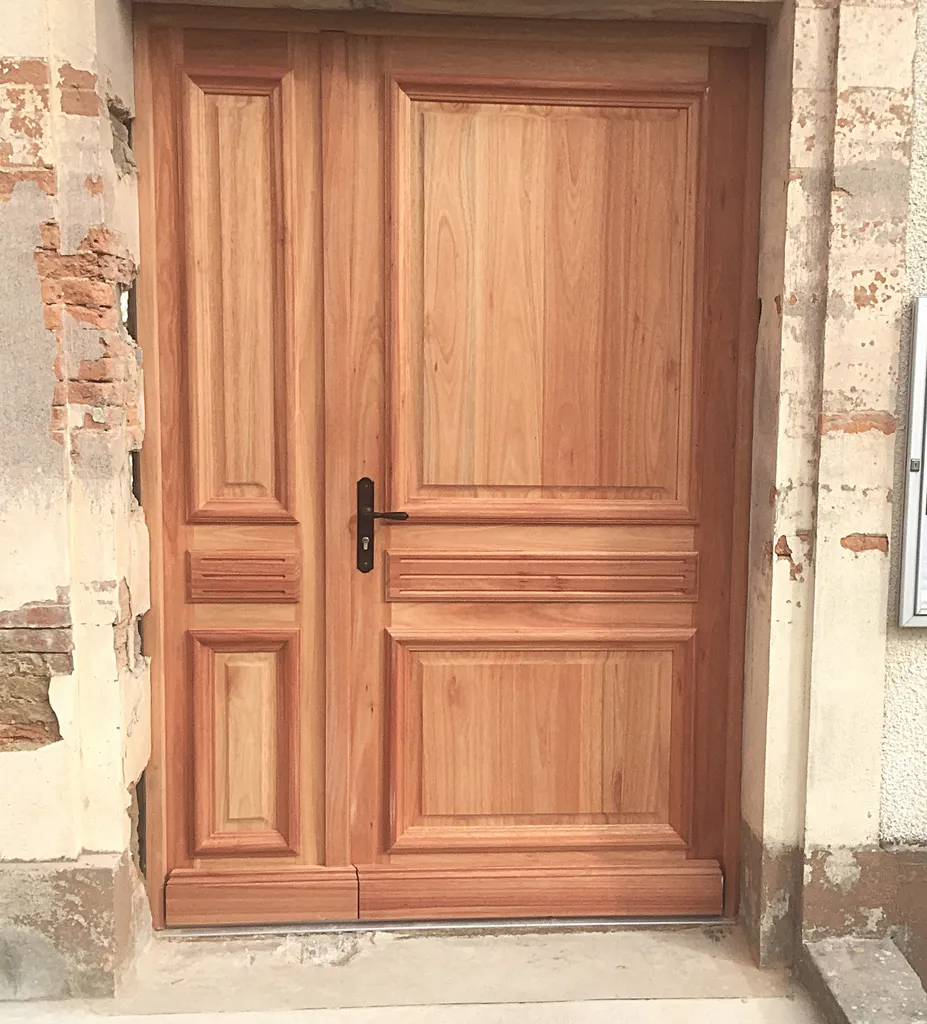 Porte d'entrée sur mesure : fabrication artisanale bois et aluminium par un menuisier intervenant en Occitanie