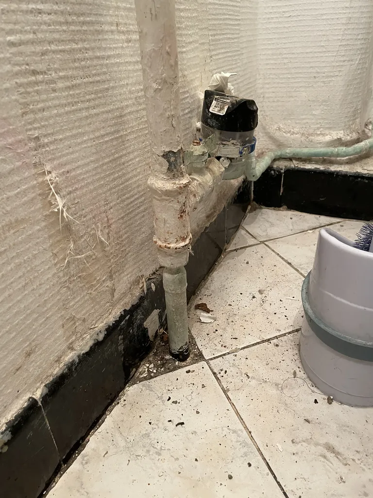 Réparation d'urgence de réseau d'arrivée d'eau avec remplacement compteur et traitement des infiltrations murales à Marseille et ses alentours