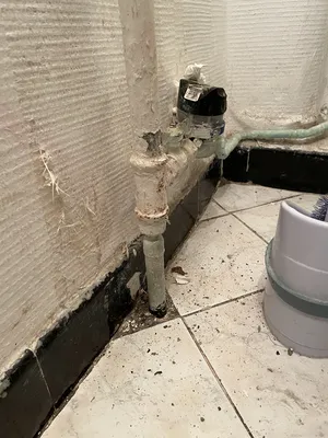 Réparation d'urgence de réseau d'arrivée d'eau avec remplacement compteur et traitement des infiltrations murales à Marseille et ses alentours