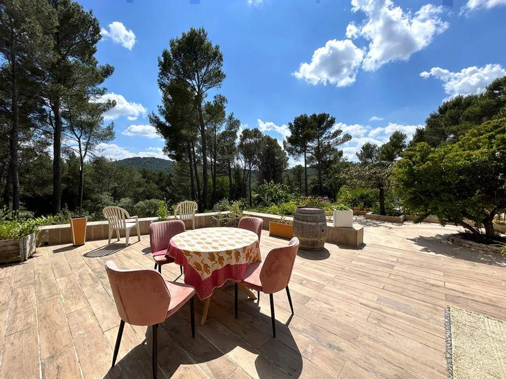 PERNES-LES-FONTAINES : MAISON DE PLAIN-PIED EN POSITION DOMINANTE AU COEUR D'UNE PINÈDE   