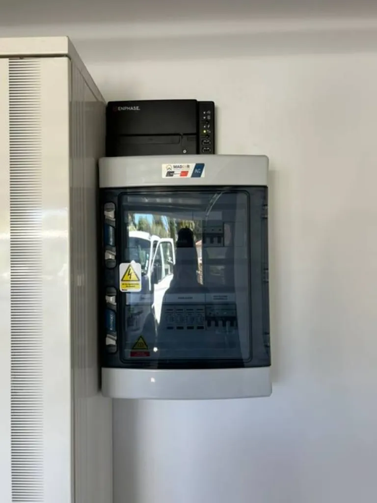 Installation sur mesure de 21 panneaux solaires Dualsun à Saint Cyr sur Mer dans le Var 