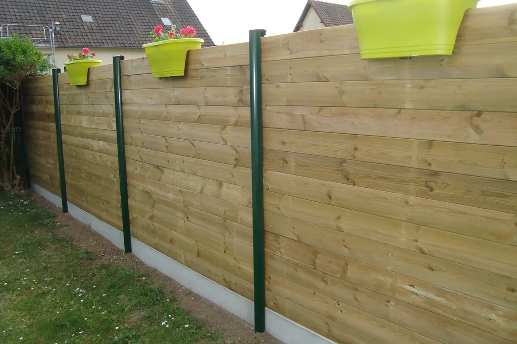 Pose de Clôture Occultante Mixte Acier et Bois, Modèle Résistant Esthétique à Deauville dans le Calvados 14 et Trouville-sur-Mer