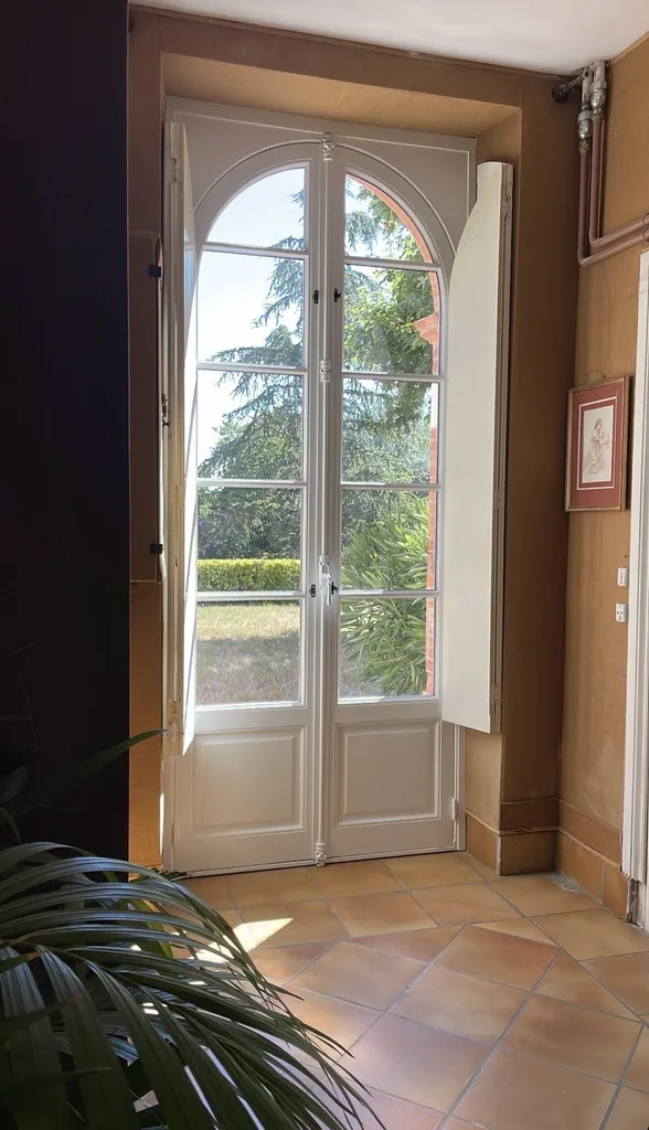 Fenêtres sur mesure : fabrication et pose par un menuisier artisan spécialisé en menuiseries bois, alu et PVC depuis plus de 40 ans à Toulouse