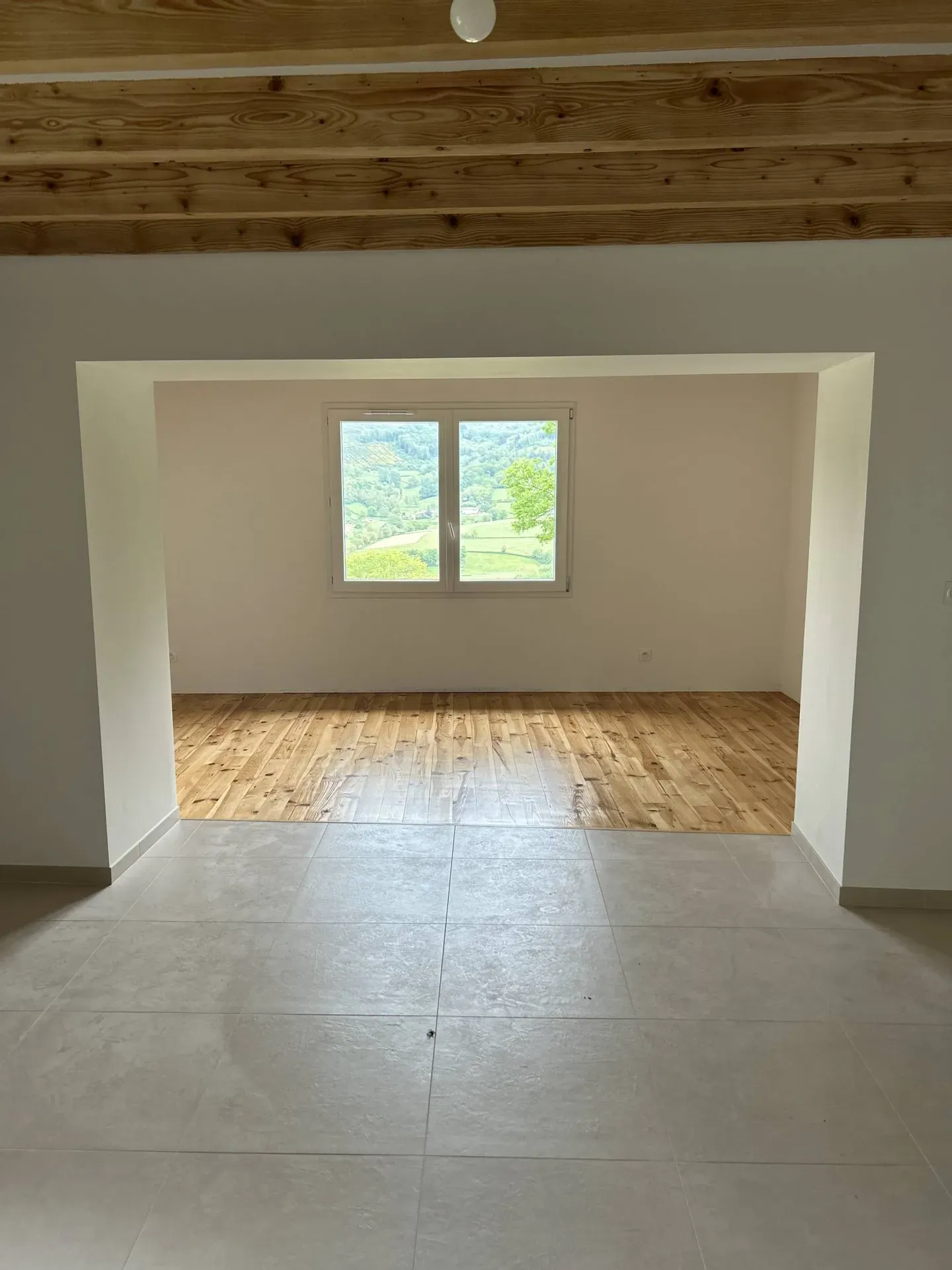 Ouverture de mur porteur terminée entre le salon et la salle à manger dans une maison à Beaujeu près de Belleville-en-Beaujolais (Rhône 69